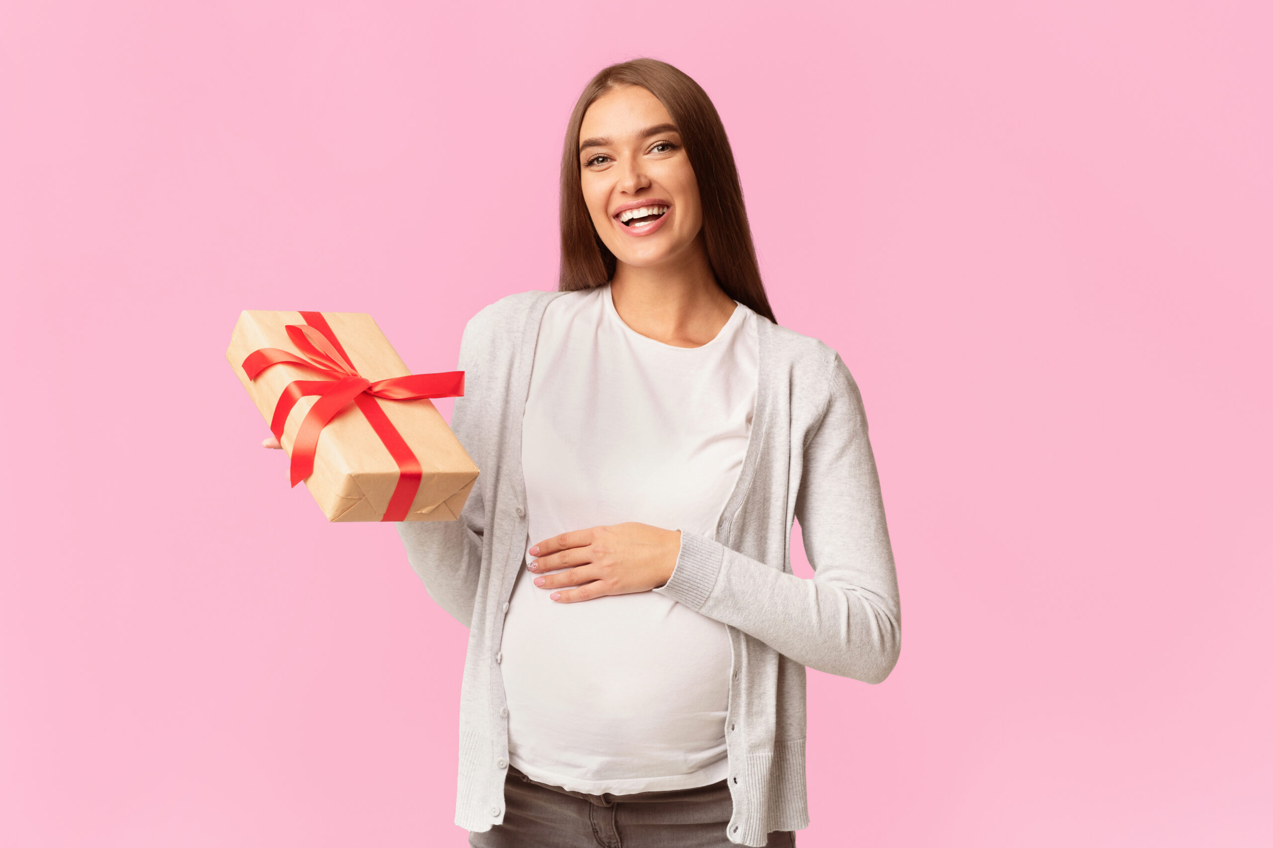 Mulher gravida segurando um Presente para Chá Revelação